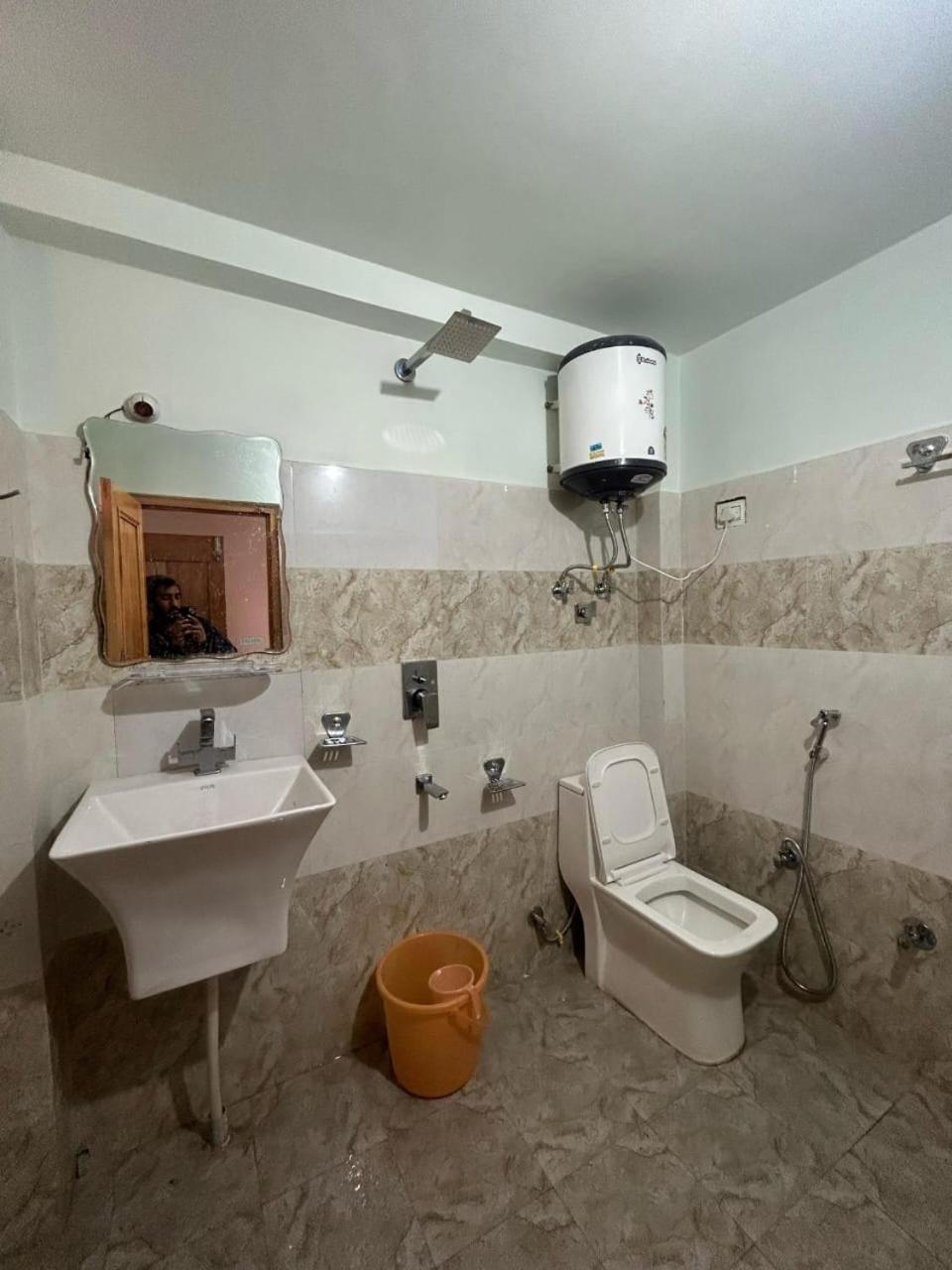 New Brahma Cafe Guest House Kalgha Esterno foto